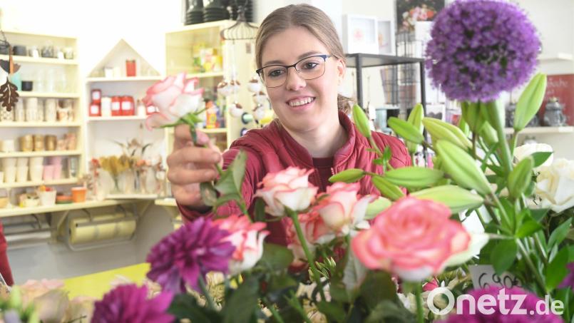 Kathrin Köhler an ihrem Arbeitsplatz bei Blumen Steinhilber in Weiden Bild: Gabi Schönberger