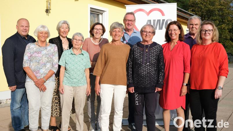 Der neue Kreisvorstand der Arbeiterwohlfahrt Schwandorf setzt sich zusammen aus: Michael Welnhofer, Emmi Graf, Waltraud Huber, Karin Flierl, Angelika Weiler, Ulrike Roidl, Manfred Zenger, Elisabeth Beer-Klatt, Karin Frankerl, Norbert Süß und Daniela Friedrich (von links). Bild: Hirsch/exb