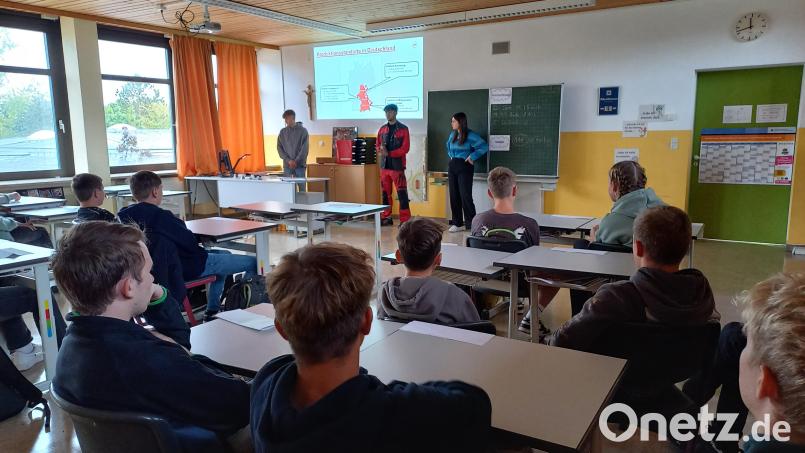 15 Firmen stellen sich und von ihnen angebotene Lehrstellen beim Berufsinformationstag an der Mittelschule Schmidgaden vor. Bild: MS Schmidgaden/exb