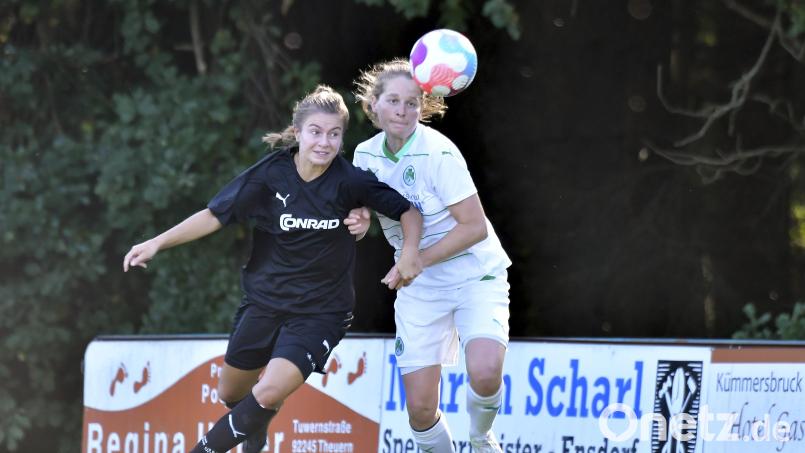 Anna Luschner (links) vom TSV Theuern setzt sich beim 4:1-Sieg gegen Fürth erfolgreich in Szene. Auch im Gastspiel beim FC Stern München soll gepunktet werden. Bild: Hubert Ziegler