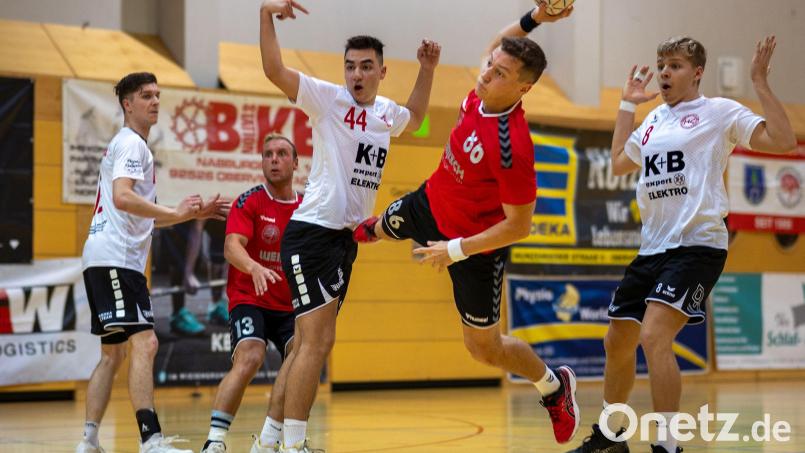 Beim Auswärtssieg zuletzt in Oberviechtach hatte die Abwehr des HC Sulzbach (weiße Trikots) die gegnerischen Angreifer meist im Griff. Auch in Forchheim will man mit einer kompakten Defensive auftreten. Bild: Guenter Uschold