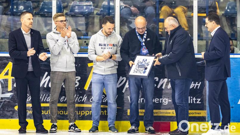 Die Blue Devils haben den ehemaligen Stadionsprecher Manuel Stöckl verabschiedet. Von links: Sportlicher Leiter Jürgen Rumrich, das neue Stadionsprecher-Duo Marvin Domalewski und Stefan Nörl, &quot;The Voice&quot; Manuel Stöckl, EV-Vorsitzender Thomas Siller und Spielbetriebs-GmbH-Geschäftsführer Franz Vodermeier. Bild: Tobias Neubert