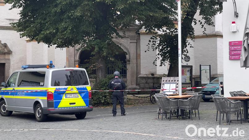 Der Polizeibus steht am Freitagabend vor der Michaelskirche in Weiden. Absperrbänder verhindern den Zugang zur Schulgasse. Bild: Eva Hinterberger