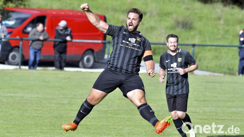 Ein in dieser Saison bislang seltenes Glücksgefühl: Der Utzenhofener Kapitän Mario Augsberger bejubelt das 1:0 für seine Mannschaft im Derby gegen den TUS Kastl. Das war einer von bislang erst sieben Saisontoren der DJK. Archivbild: Hubert Ziegler
