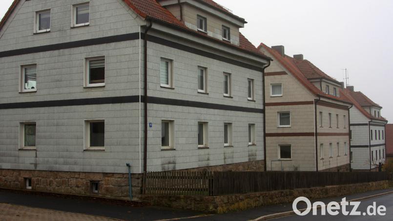Die Mietshäuser mit den Nummern 36, 38 und 40 an der Marienstraße waren zum wiederholten Mal Thema im Marktgemeinderat Fuchsmühl. Bild: wro