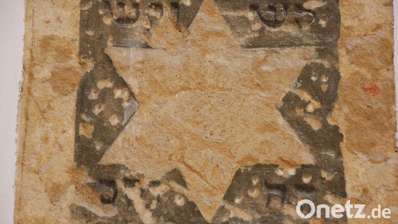 Der Hochzeitsstein an der Nordseite der Sulzbacher Synagoge, an dem die Frischvermählten das Glas zerschlugen, wurde bei der Sanierung als Zeugnis der reichen jüdischen Vergangenheit Sulzbach-Rosenbergs freigelegt. Bild: Andreas Royer
