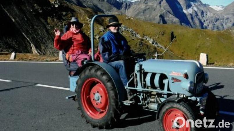 Vor prächtiger Bergkulisse: Helga und Sepp Kustner auf ihrem Eicher Puma 201, Baujahr 1965. Bild: Kustner/exb
