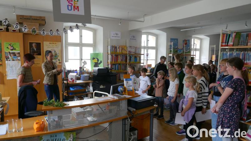 Katharina Hage (Zweite von links) überreichte die Urkunden an die Mädchen und Jungs, die am Sommerferien-Leseclub teilgenommen haben. Bild: Stadtbücherei Kemnath/exb
