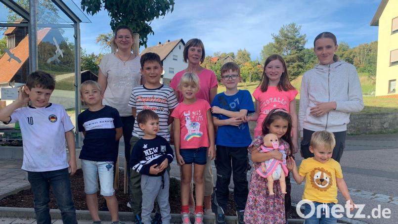 Die Kinder haben rund ums Feuerwehrhaus Blumenzwiebeln in die Erde gebracht. Das Ergebnis wird im Frühjahr zu sehen sein. Bild: Lydia Wagner/exb