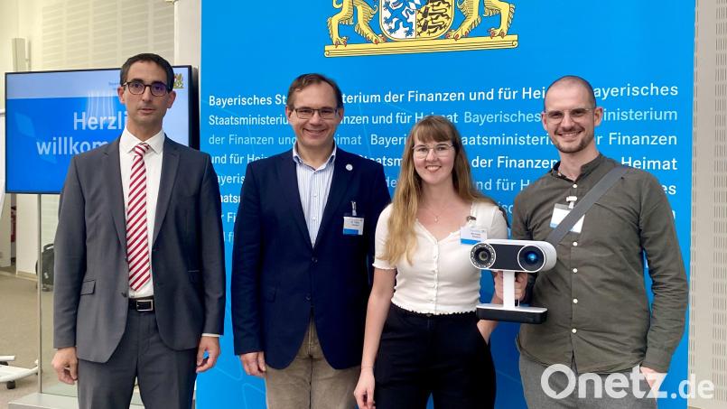 Hellmut Fröhlich vom Bayerischen Finanz- und Heimatministerium, Tobias Hammerl, Michaela Stauber und Julian Moder (von links) beim Tag der bayerischen Regionen in Nürnberg. Bild: Luca Hajek/exb