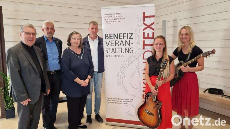 Freuen sich über gelungene Veranstaltung: (von links) Manfred Strigl, Michael Gradl und Johanna Löw, Wolfgang Göldner, sowie die Sängerinnen Magdalena und Marina. Bild: Karin Rückerl/exb