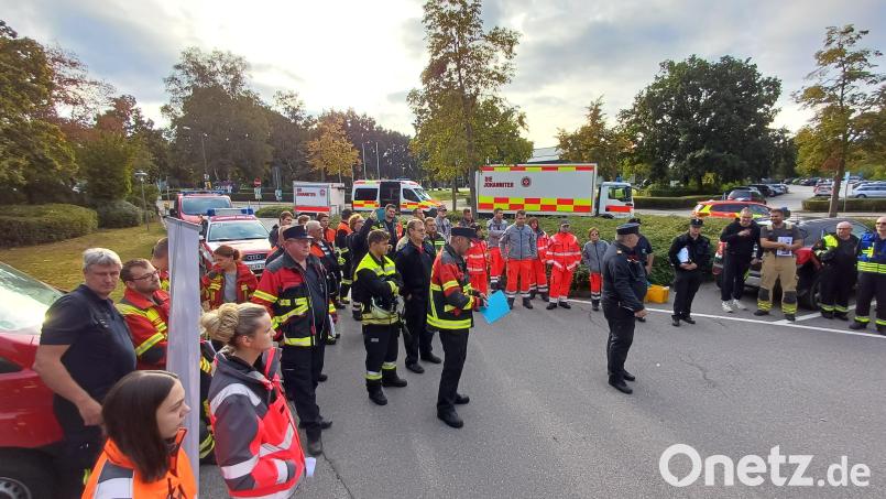 Auf dem Parkplatz am Landratsamt treffen sich die Hilfskräfte zur Abmarschbesprechung. Bild: Kreisbrandinspektion im Lkr.SAD/exb