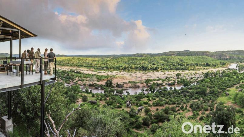 Eine Terrasse und ein Ausblick auf die Ebene: Die Provinz Limpopo ist nach dem gleichnamigen Fluss benannt. Sie liegt im Norden Südafrikas und beheimatet Teile des Kruger-Nationalparks. Bild: South African Tourism/dpa