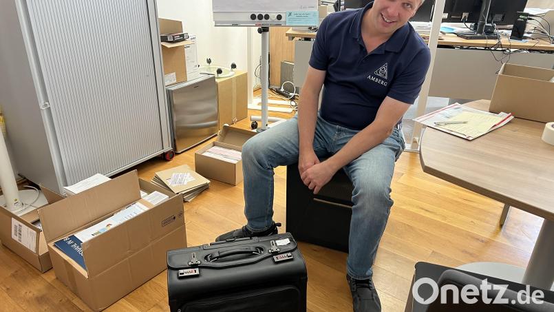 Wahlamtsleiter Martin Schafbauer mit dem verschollenen Wahlkoffer, den er zufällig vor einer Woche bei der Fundsachen-Auktion im Rathaus entdeckt und &quot;zurückersteigert&quot; hat. Bild: Heike Unger