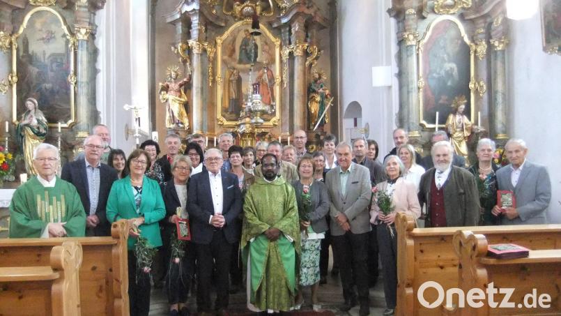 In der Nikolauskirche in Pittersberg findet ein Gottesdienst für die Ehejubilare aus der gesamten Pfarreiengemeinschaft statt. Ihnen gratulieren Ruhestandspfarrer Josef Beer (links) und Priester Sagayaraj Lourdusamy (Mitte). Bild: gm