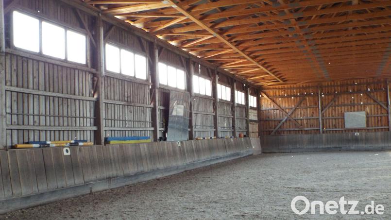 Für die längst fällige Erneuerung der Tretschicht in der Reithalle erhält die RSG Amberg-Köfering von der Gemeinde Kümmersbruck einen Investitionskostenzuschuss von 1957 Euro. Bild: e
