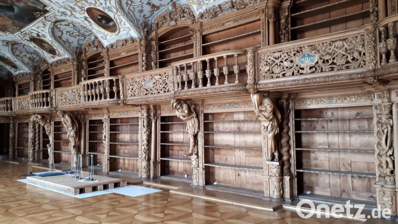 Seit Juni 2023 leer sind die Regale an den Wänden der Klosterbibliothek Waldsassen. Somit finden Besucher den 1724 bis 1726 ausgestalteten Raum genauso vor wie bei der Besiedlung des Klosters 1863 durch die Zisterzienserinnen aus Seligenthal. Archivbild: pz