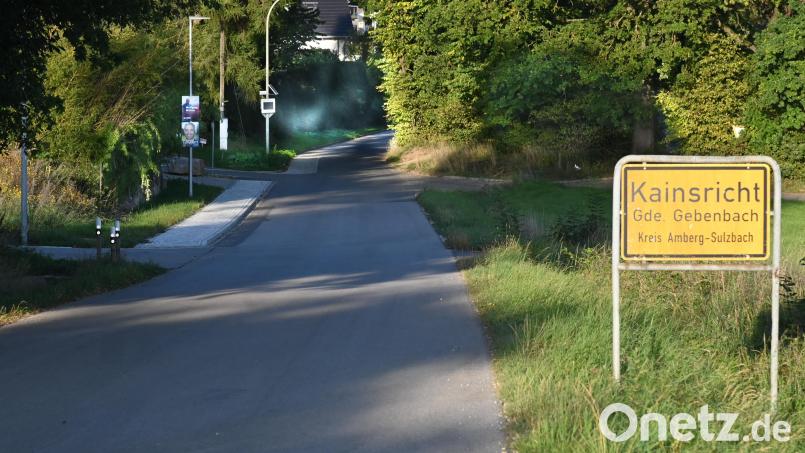 Von Schalkenthan her &quot;brettert&quot; der Verkehr in die Engstelle am Ortseingang von Kainsricht rein, beklagt eine Zuhörerin in der Sitzung des Gebenbacher Gemeinderats. Nun soll an einer Stelle für Tempo 30 ausgeschildert werden. Bild: gf