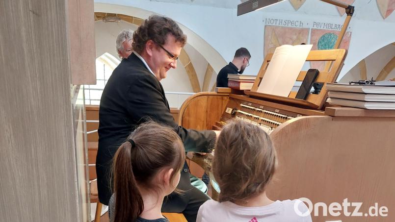 Ein spezielles Orgelkonzert für Kinder gibt Regionalkantor Jan Blahuta in der Klosterkirche Sankt Petrus in Kastl. Bild: Theresia Otterbein/exb