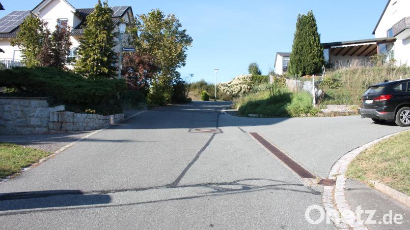 Steil bergauf geht es dort, wo die Sonnenstraße (rechts) in die Hochstraße einmündet. An dieser Stelle soll die Hochstraße künftig vorfahrtsberechtigt werden, um den Richtung Norden Fahrenden das Anhalten und Am-Berg-Anfahren zu ersparen. Bild: bjp
