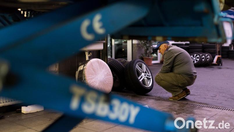 Räderwechsel in der Werkstatt: Spätestens vor dem ersten Schneefall sollte das erledigt sein. Bild: Alexander Heinl/dpa