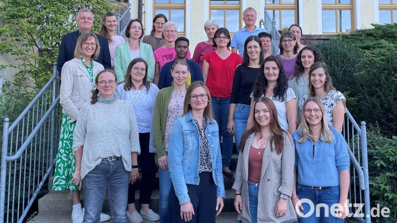 Schulleiter Helmut Melchner (hinten links) und Semesterleiterin Ruth Schumann (vorne links) begrüßten zusammen mit den Lehrkräften die neuen Studierenden. Bild: AELF Regensburg-Schwandorf/exb