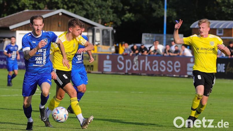 Nick Sperlich (links) trifft mit dem Spitzenreiter SV Etzenricht auf seinen Ex-Verein FC Amberg. In dieser Szene lässt er die Hahnbacher Michael Hefner (rechts) und Maximilian Pogoda stehen. Am Feiertag triumphierte der SVE mit 5:1. Bild: war