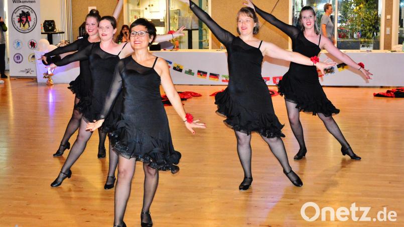 Das ist Line Dance auf höchstem Niveau: Das Showteam "Las Chicas de Fuego" der Wackersdorfer Luckyliners wurde mit seinem Auftritt in Stuttgart Deutscher Meister. Bild: Zwick/exb