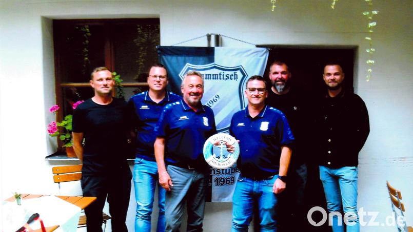 Sie tragen beim Wagrainstüberl-Stammtisch nun die Verantwortung (von links): Manuel Mirz, Daniel Schmidt, Hans Mühlbauer, Michael Mutzbauer, Stefan Hummel und Florian Nehmer. Bild: Andreas Luber/exb