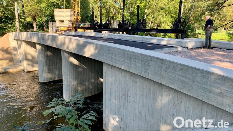 Endlich fertig? Leider nein. Die Brücke am Stadtbad-Wehr in Weiden dürfte erst im November für den Verkehr freigegeben sein. Bild: Gabi Schönberger