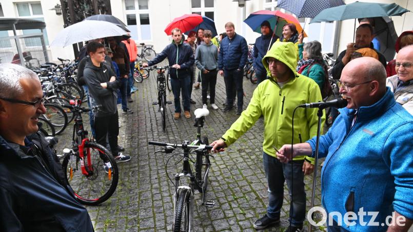Auktionator Peter Weigl (rechts) pries die zur Versteigerung stehenden Gegenstände an. Bild: gf