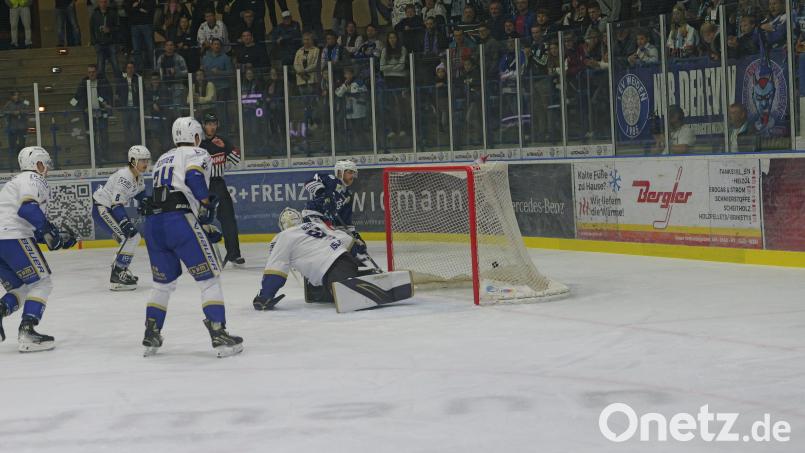Das 1:0 für die Blue Devils durch Kurt Davis (blaues Trikot). Bild: Elke Englmaier