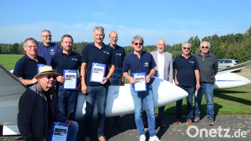 Aero-Club-Vorsitzender Josef Mensing (Zweiter von rechts) ehrt die erfolgreiche Bundesligamannschaft im Segelfliegen. . Bild: Kunz