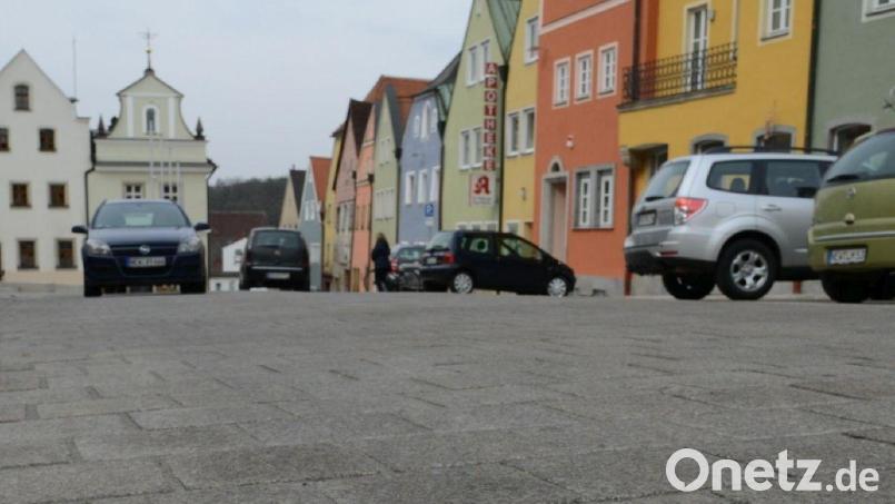 Über die Verantwortung für Schäden am Stadtplatz Neustadt streiten drei Parteien. Archivbild: Gabi Schönberger