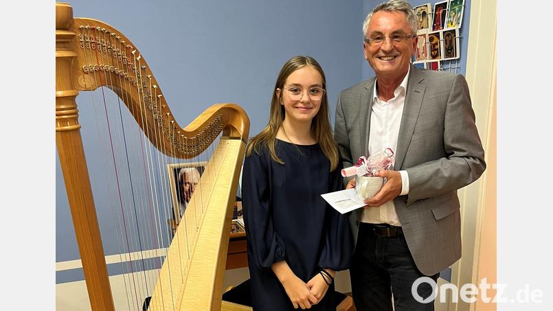 Bürgermeister Ludwig Prögler dankt der jungen Harfinistin Pia Franziska Pfeiffer für ihr gelungenes Konzert. Bild: Prögler/exb