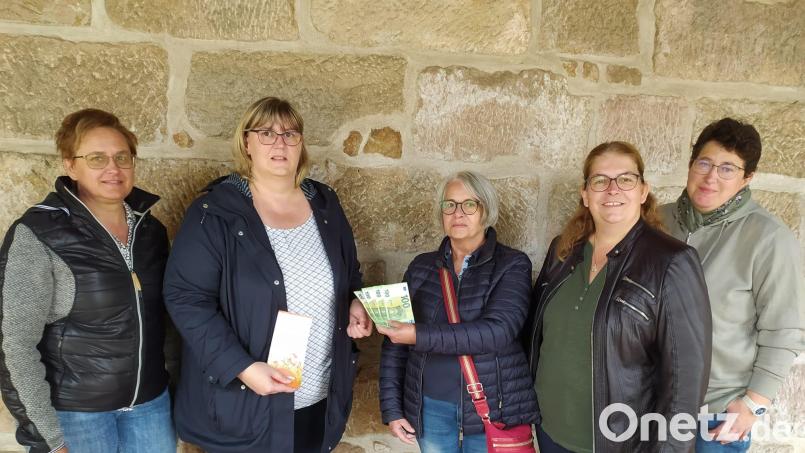 Karin Heining, Renate Zaloga, Eva Hoffmann und Andrea Zeitler überreichten Gaby Schicker (Zweite von links) vom Ambulanten Hospizdienst Tirschenreuth eine 400-Euro-Spende. Bild: rpp