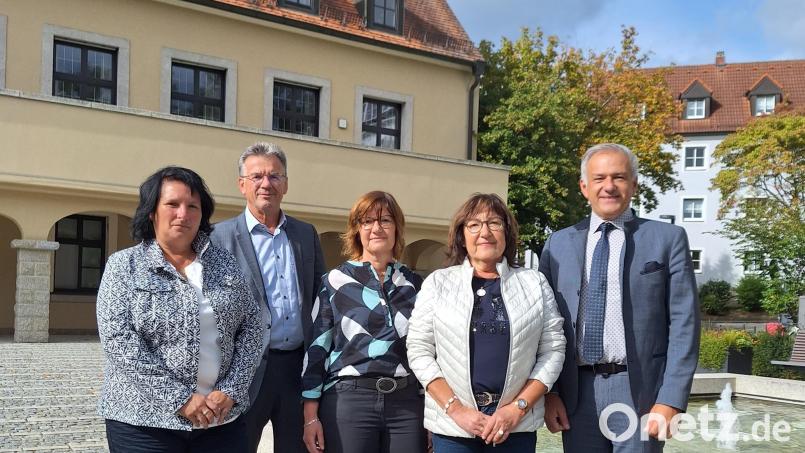 Die beiden Jubilare zusammen mit dem Landrat und Vertretern der Personalverwaltung und des Personalrats. Von rechts: Landrat Roland Grillmeier, Helga Söllner, Michaela Plonner, Personalchef Walter Brucker und Personalratsvorsitzende Ramona Wiesent. Bild: Fabian Polster/Landratsamt Tirschenreuth/exb