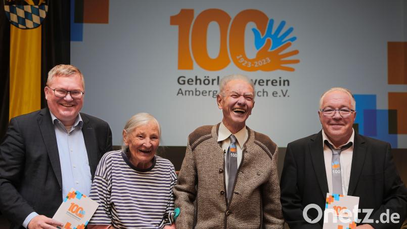 Im Amberger Kongresszentrum feierte der Gehörlosenverein sein 100-jähriges Bestehen. Oberbürgermeister Michael Cerny (links) und Vorsitzender Peter Bayerschmidt (rechts) ehrten Charlotte Zapf für 70 Jahre und Reinhold Wittmann für 50 Jahre Mitgliedschaft. Bild: Wolfgang Steinbacher
