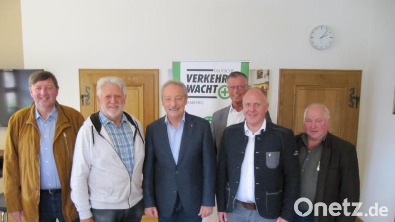 Die Gebietsverkehrswacht Hirschau/Schnaittenbach ehrt verdiente Mitglieder (von links): Martin Meier (langjähriger stellvertretender Vorsitzender), Hubert Ritz (seit 2008 Vorsitzender), Bezirksvorsitzender Gernot Schötz, die Bürgermeister Hermann Falk (Hirschau) und Marcus Eichenmüller (Schnaittenbach) sowie Beisitzer Johann Wagner. Bild: fg