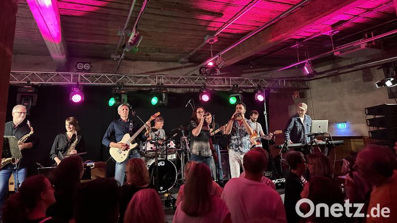 Die Band Intermezzo bietet den vielen Besuchern bei „Live aus der Burg Dagestein“ eine grandiose Show. Bild: Stefanie Gradl