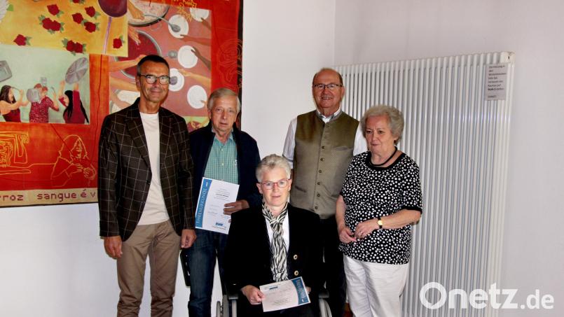 Für 25 Jahre Mitgliedschaft nahmen Doris Sperber und Hans Übelacker Urkunde und Anstecknadel von Kreisvorsitzender Marianne Kies-Baldasty, Vorsitzendem Hans Ludwig und Bürgermeister Peter Achatzi (von rechts) entgegen. Bild: ds