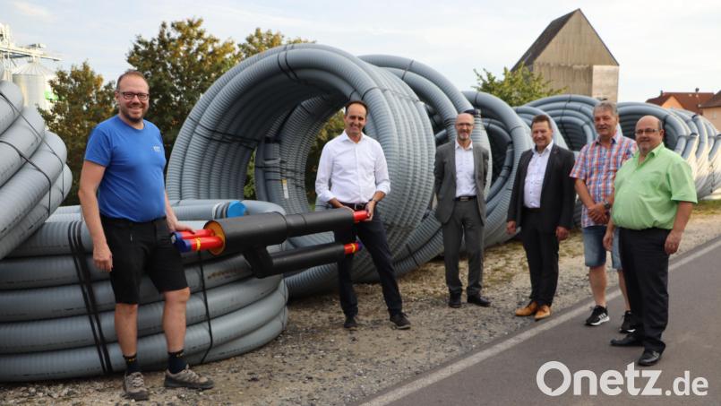Eine Abzweigung bei den Leitungen zeigt (von links) Michael Rädle, Bürgermeister Hans-Jürgen Strehl, Peter Dachs und Erich Übler von der VR-Bank sowie die Gemeinderäte Horst Kölbel und Rainer Luber. Bild: gru