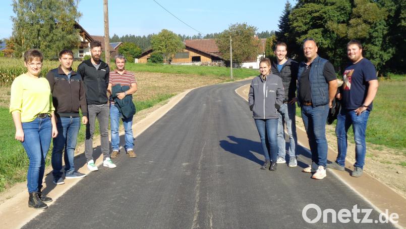 Eine Kommission begutachtete die Sanierung. Im Bild von links: Bürgermeisterin Sonja Meier, Benjamin Zwack, Benedikt Hutzler, Planer Martin Dunst, Bauleiterin Kerstin Koch, Michael Wagner, Helmut Seebauer von der gleichnamigen Baufirma und Matthias Schiffl vom Amt für Ländliche Entwicklung. Bild: amö