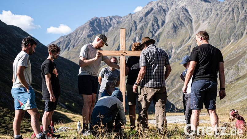 Jetzt steht es unübersehbar, das neu aufgestellte Kreuz im Sulztal. Bild: Benedikt Lueger