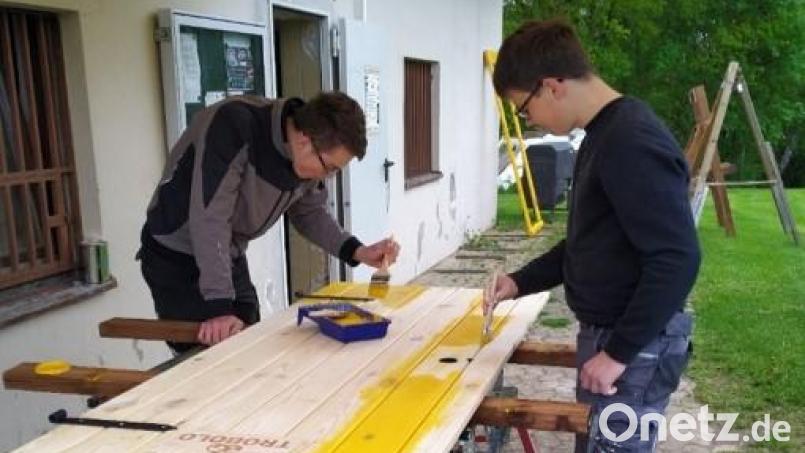 Mitglieder streichen die Tür der neuen Trockentrenntoilette des Michelfelder Schützenvereins. Er gehörte zu den Nutznießern des Regionalbudgets der Frankenpfalz im Jahr 2023. Bild: Schützenverein Michelfeld/exb