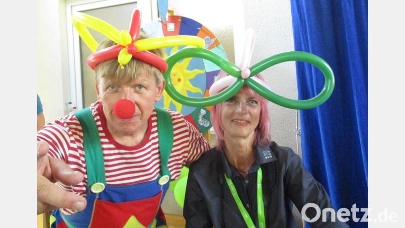 Zauberclown Fabellini holt sich für seine Vorführungen Peggy Kulik (Fachdienst) an seine Seite. Bild: Dr. Loew Soziale Dienstleistungen/exb