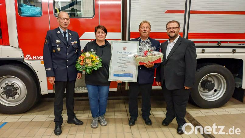 Kreisbrandmeister Alois Schindler (links) und Bürgermeister Hans Walter dankten Ludwig Kugler (mit Ehefrau Daniela, von rechts) für seinen jahrzehntelangen Einsatz bei der Feuerwehr. Bild: Gemeinde Kastl bei Kemnath/exb