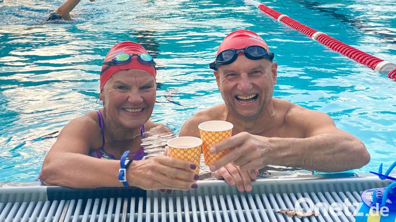 Die Schwimmfreunde Martina und Wolfgang haben ihre Gaudi: Am letzten Tag vor dem Badeschluss stoßen sie im Schwimmerbecken mit Sekt auf die nun beendete Waldbadsaison an. Bild: Petra Hartl