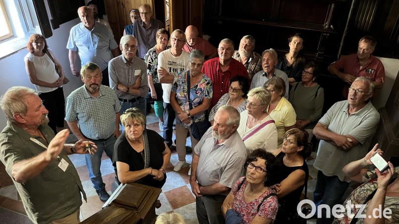 Interessiert lauschten die Fahrtteilnehmer den spannenden Ausführungen des Gästeführers über das Schloss Klenova. Bild: Grabinger/exb