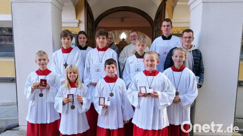 Neue Ministranten begrüßte die Pfarrei Herz Jesu, weitere wurden für langjährigen Dienst ausgezeichnet und teils auch verabschiedet. Im Bild die Messdiener mit Pfarrer Robert Ploß (hinten rechts) und Pfarrgemeinderätin Birgit Kosalla (hinten, Mitte). Bild: Pfarrei Herz Jesu Pechbrunn/exb